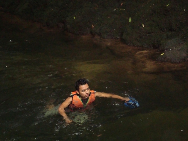 nadando en el rio